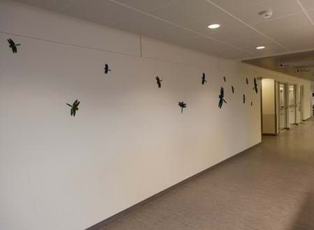 Fraster filt udskåret som guldsmed opklæbet på væg